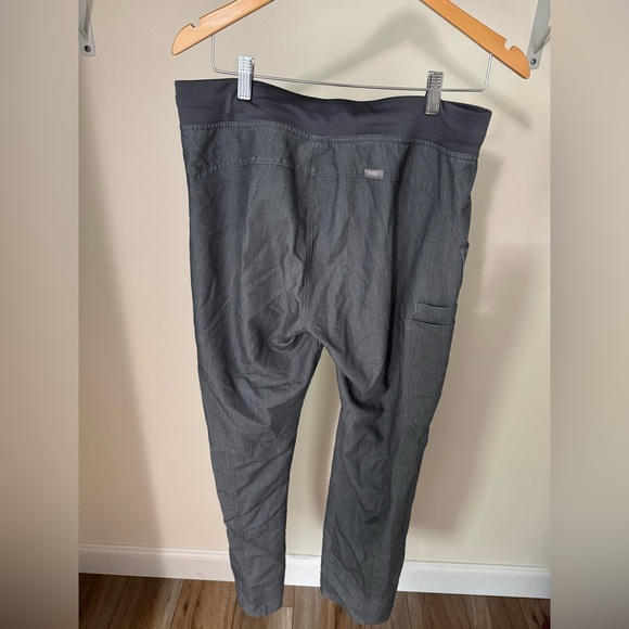 FIGS Gray Top and Pants with Tapered Legs and Elastic Waistband - Picture 7 of 7